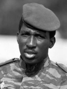 Thomas Sankara (Burkina Faso) Revolucionario y presidente que promovió políticas radicales de justicia social, igualdad de género y autosuficiencia.